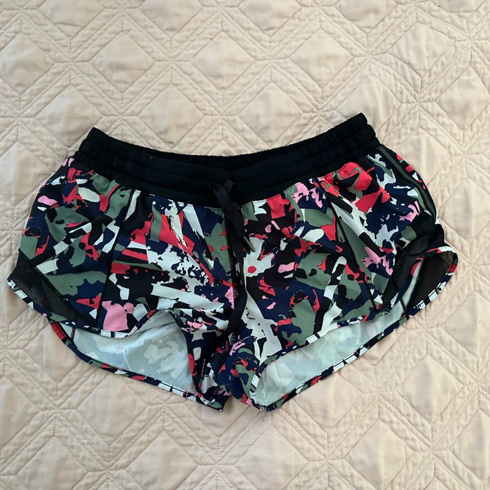 Lululemon Hotty Hot Shorts Floral Pop Cut Multi Running Mesh Size 10, 2.5 inch